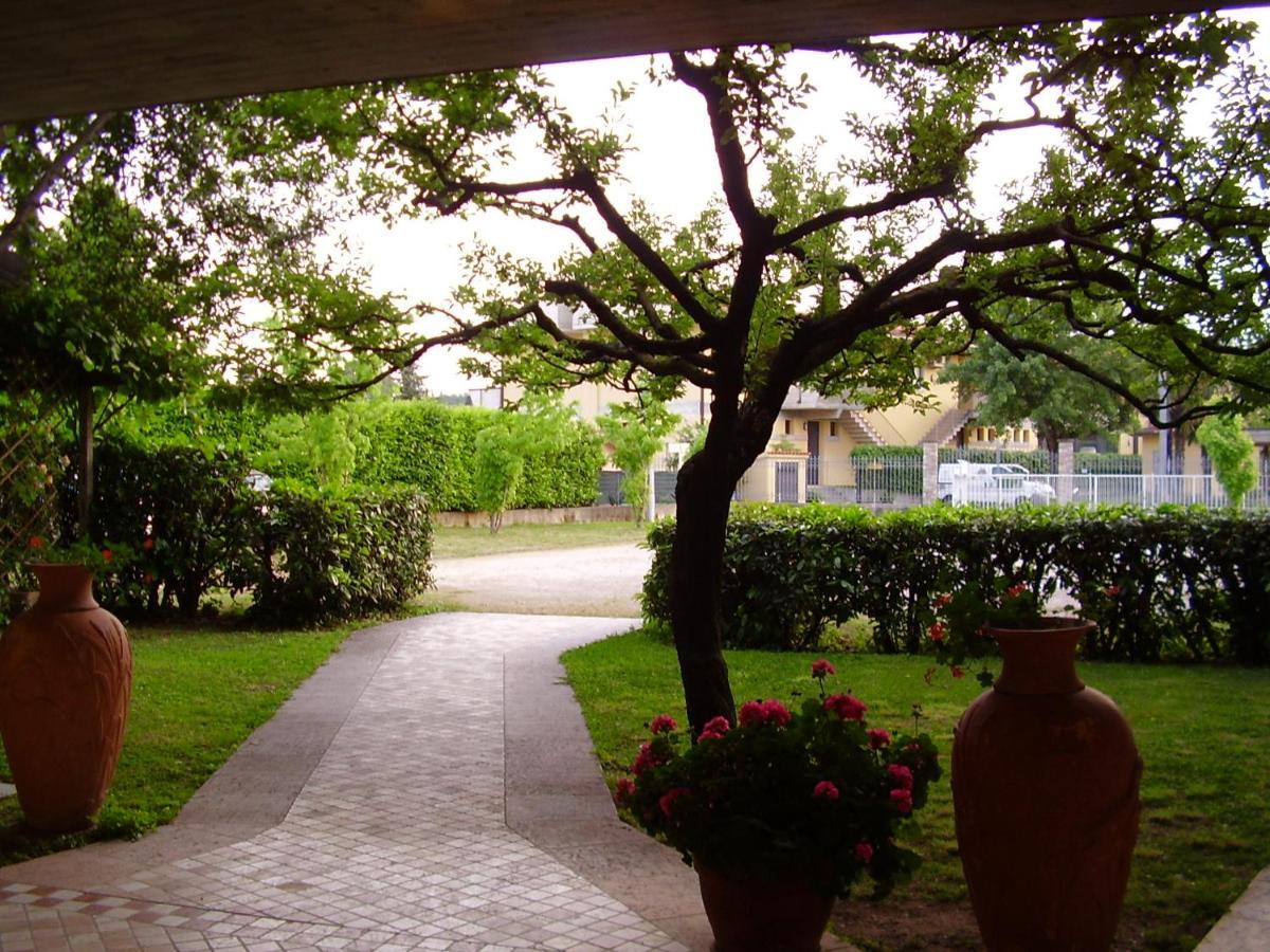 Hotel La Romantica Манерба-дель-Гарда Екстер'єр фото