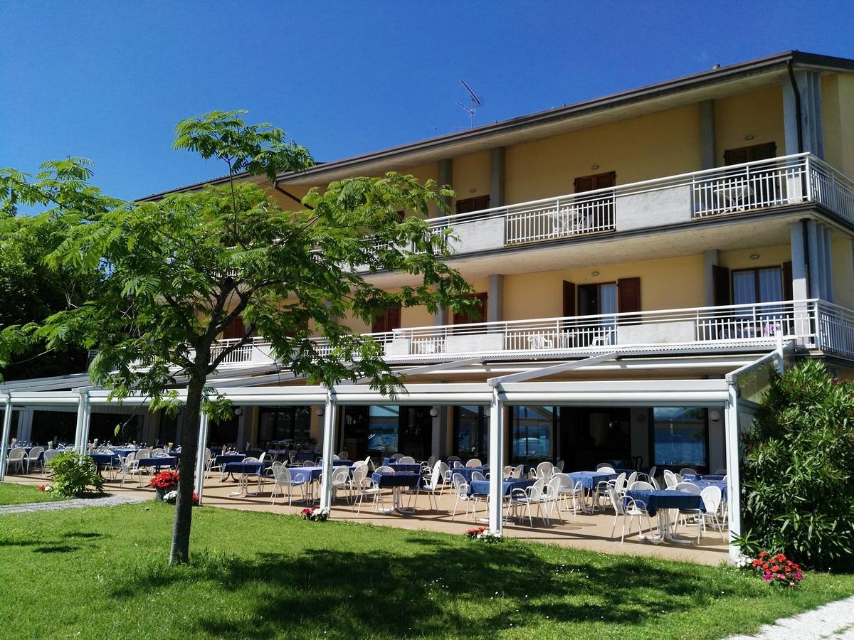 Hotel La Romantica Манерба-дель-Гарда Екстер'єр фото